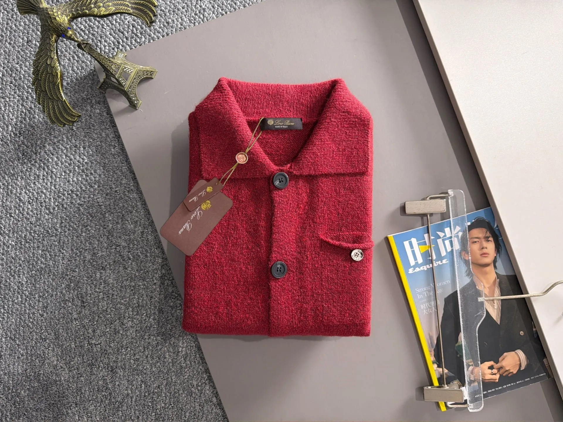 LP Loro Piana's 2026 autumn and winter latest sweater jackets from the official website are now on sale at the counter for Hot Sale! Specially made of wool blended fabric. It feels comfortable and can be directly in contact with the skin. The logo badge is exquisitely embroidered, which is extremely eye-catching! The details highlight the fashionable charm of big brands. Exquisite workmanship. Three-dimensional cutting style. The wearing effect is invincible and handsome! All three standards are complete! Sizes:M-3XL